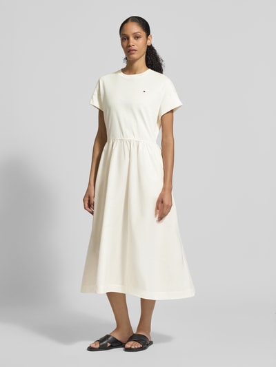 Frauenmodel trägt ausgestelltes Freizeitkleid aus Material-Mix Modell 'CODY' von Tommy Hilfiger, Unifarben, Midi-Länge, Logo-Stitching, Rundhals, Kurzarm, Materialverarbeitung: Material-Mix, reine Baumwolle, Baumwoll-Mix, Ganzkörperansicht von vorne.