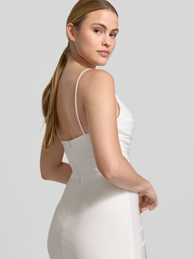 Frauenmodel trägt Abendkleid mit seitlichem Gehschlitz und Spaghettiträgern von Hey Kyla, Baumwoll-Mix mit Stretch-Anteil, Nahaufnahme Rückansicht.