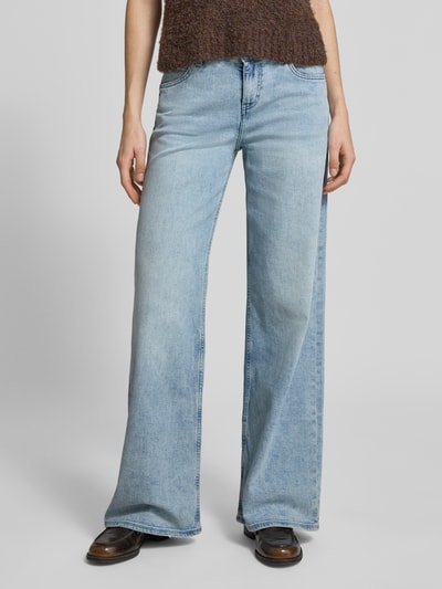 Vrouwenmodel draagt Wide Leg Jeans model 'MEDLEY' van Mustang, lichtblauw, mix van katoen en elastaan, steekzakken, wide leg, binnenbeenlengte 84 cm, bandwijdte 39 cm, dames jeans, voorkant, detailopname bovenbenen
