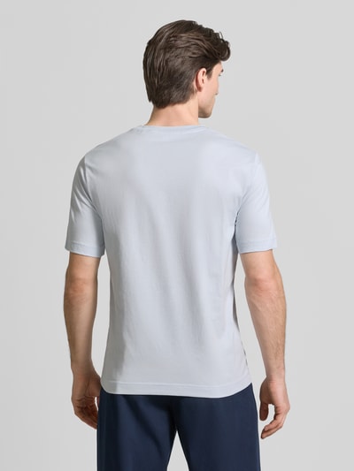 Männermodel trägt Regular Fit T-Shirt aus reiner Baumwolle von Marc O'Polo in Unifarbe, Jerseystruktur, Ganzkörperansicht Rückansicht.