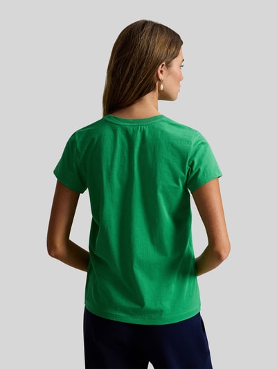 Modelka kobieca ma na sobie T-Shirt mit Label-Stitching od Polo Ralph Lauren, bawełna, krój regular fit, zielony kolor, widok całej sylwetki z tyłu, długość tyłu w rozmiarze S: 54 cm.