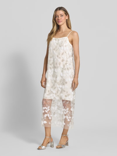 Frauenmodel trägt Midikleid mit Pailletten Modell 'ZIA' von Copenhagen Muse in Creme mit geradem Schnitt und Gehschlitz, Ganzkörperansicht von vorne.