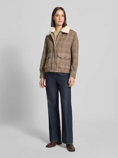 Frauenmodel trägt Regular Fit Jacke mit Woll-Anteil von Oui, brauner Material-Mix, aufgesetzte Taschen, Umlegekragen, Ganzkörperansicht von vorne.