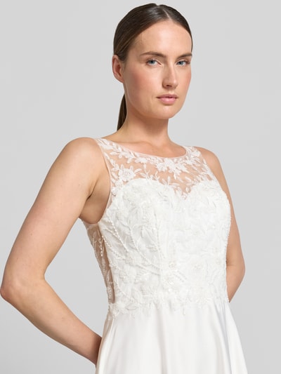 Frauenmodel trägt Abendkleid mit Spitze von Laona, weiß, A-Linie, Rundhalsausschnitt, zarte Spitzenstruktur, Nahaufnahme Oberkörper.