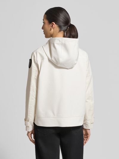 Frauenmodel trägt Jacke mit Label-Patches Modell 'MARCELA' von Blauer Usa in Creme, gerader Schnitt, Kapuze, Ganzkörperansicht Rückansicht.