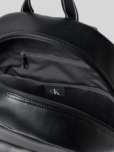 Produktfoto, Rucksack in Leder-Optik von CK Calvin Klein für Herren, schwarzes Material, sichtbare Reißverschlussinnentasche, glatte Oberfläche