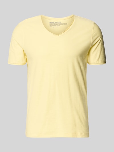 Produktfoto, T-shirt mit geripptem Rundhalsausschnitt von MCNEAL w kolorze jasnożółtym, krój regular fit, długość tyłu w rozmiarze M: 65 cm