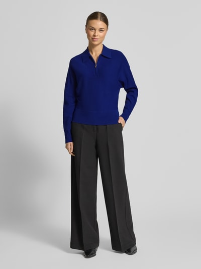 Vrouwenmodel draagt Regular Fit Pullover uit viscosemix model 'Tineki' van Someday in blauw met schipperskraag, tricotlook, elastische boorden, ruglengte maat 36: 56 cm, volledig zicht van voren.
