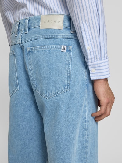 Mężczyzna nosi jeansy z wpuszczanymi kieszeniami Jeans mit Eingrifftaschen Modell 'MATRIX' von Edwin, bawełna, krój relaxed fit, szerokość w rozmiarze 32/32: 44 cm, długość wewnętrzna nogawki 84 cm, zbliżenie tylnej części.