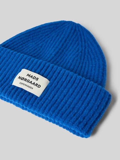 Productfoto, felblauwe beanie met brede omslag en riblook, labelpatch vooraan, Beanie aus Woll-Mix Modell 'Tosca Anju' van MADS NØRGAARD, elastische wolmix, dames