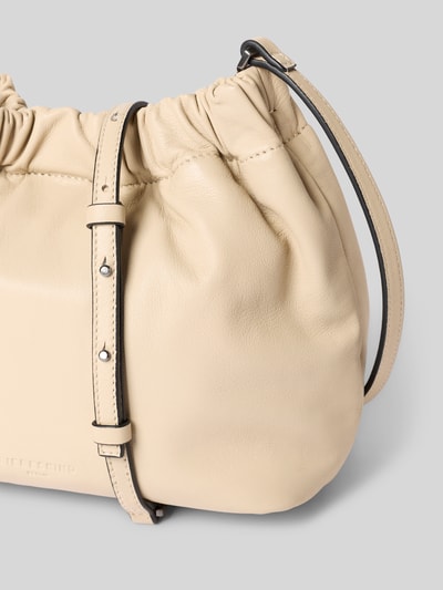 Productfoto, Hobo Bag met reliëflogo model 'CLOUD' van LIEBESKIND BERLIN in beige, zacht leer, verstelbare schouderband, hoofdvak met magneetsluiting, breedte maat 1: 27 cm, lengte: 22 cm, diepte: 11 cm, bandlengte: 120 cm