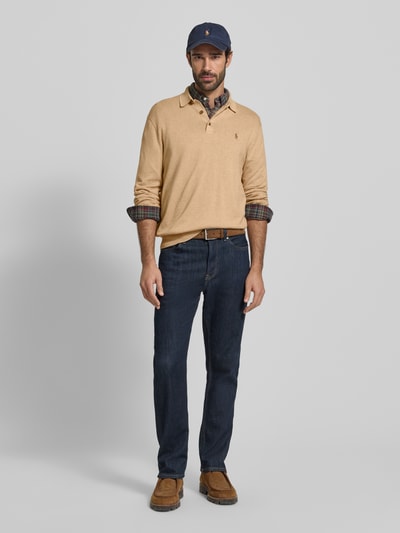 Mannelijk model draagt Regular Fit Poloshirt uit zuivere katoen van Polo Ralph Lauren, effen, breistructuur, logodetail, polokraag, lange mouw, fijngebreid materiaal, vooraanzicht volledige lengte