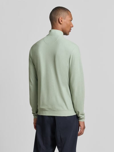 Männermodel trägt Regular Fit Troyer mit kurzem Reißverschluss von Polo Ralph Lauren in lichtgroen met gladde textuur, Ganzkörperansicht Rückansicht.