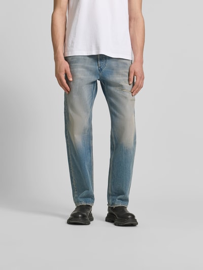 Männermodel trägt Relaxed Fit Jeans aus reiner Baumwolle von Diesel im Destroyed-Look und 5-Pocket-Design, Ganzkörperansicht von vorne.