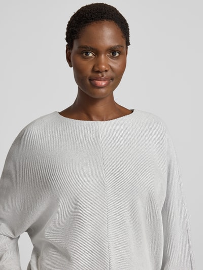 Frauenmodel trägt Sweatshirt mit U-Boot-Ausschnitt Modell 'Kerika' von someday, hellgrauer Baumwoll-Mix, strukturierte Oberfläche, Nahaufnahme Oberkörper.