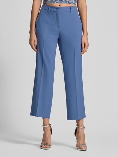 Frauenmodel trägt Wide Fit Stoffhose mit Viskose-Anteil Modell 'Olessa' von Raffaello Rossi in Blau, sichtbare Bügelfalten, Nahaufnahme Unterkörper, elastischer Material-Mix, Haken- und Reißverschluss.
