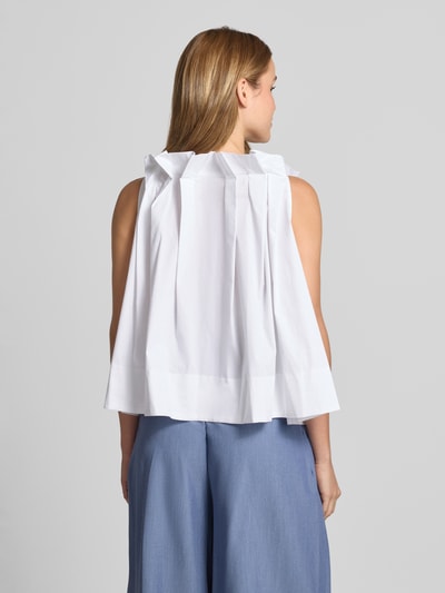 Frauenmodel trägt Bluse mit Umlegekragen und Rüschen von Rinascimento, weiß, Baumwoll-Mix, lockerer Schnitt, Ganzkörperansicht Rückansicht.