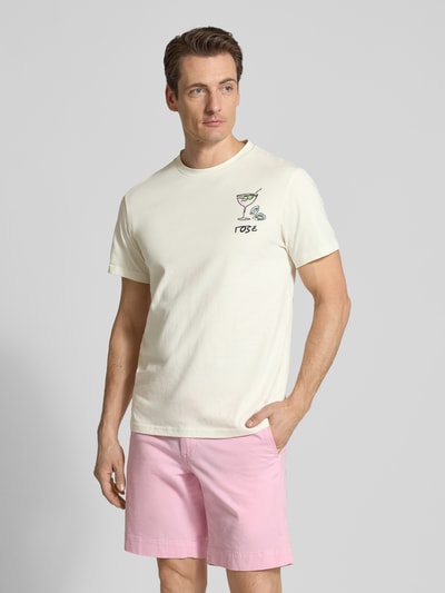 Männermodel trägt T-Shirt mit Motiv und Rundhalsausschnitt von Manuel Ritz aus reiner Baumwolle, Regular Fit, cremefarben, Ganzkörperansicht von vorne.