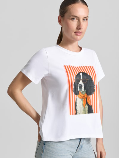 Vrouwenmodel draagt t-shirt met motiefprint Model 'Do44g' van ZABAIONE, mix van katoen en elastaan, regular fit, ronde hals, ruglengte maat S 59 cm, vooraanzicht bovenlijf