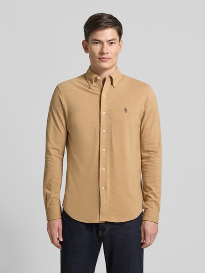 Männermodel trägt Freizeithemd mit Knopfleiste von Polo Ralph Lauren in Beige, Reine Baumwolle, Regular-Fit, Button-Down-Kragen, Ganzkörperansicht von vorne. Rückenlänge 75 cm, Schulterbreite 44 cm, Ärmellänge 66 cm, Label-Stitching.