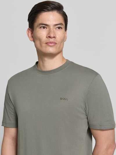 Mannenmodel draagt Regular Fit T-Shirt uit pure katoen model 'TE_INTERLOCK' van BOSS Orange, effen, ronde hals, korte mouw, label stitching, jerseystructuur, Nahaufnahme bovenlichaam.