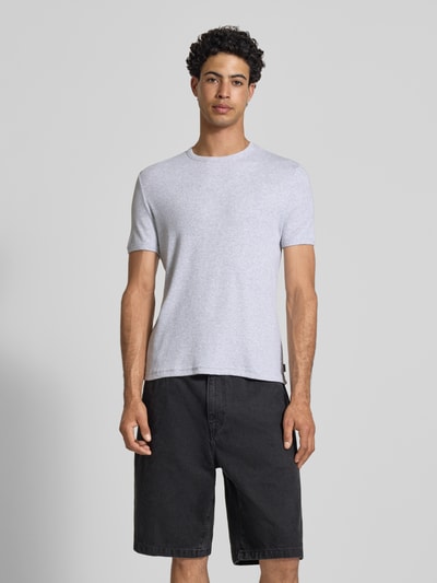 Męski model nosi T-Shirt in Feinripp mit Rundhalsausschnitt od REVIEW z bawełny z dodatkiem stretchu, krój slim fit, jasnoszary, przód, ujęcie całej sylwetki.