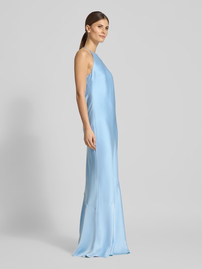 Vrouwenmodel draagt Slim Fit Abendkleid mit Rückenausschnitt van Jake*s Cocktail in lichtblauw satijn met spaghettibandjes, zijaanzicht, semi-close up.