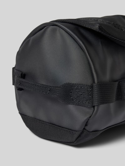 Produktfoto, Travel Canister mit Logo-Print von The North Face in Schwarz mit robustem Material, sichtbarer Tragehenkel, Detailaufnahme, Hauptfach mit Reißverschluss, Innenfach, Maße 24 cm Breite, 13 cm Länge, 13 cm Tiefe