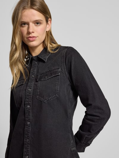 Kobiece modelka nosi Slim Fit Jeansbluse mit Brusttaschen von G-Star Raw z bawełny, kołnierzyk koszulowy, listwa guzikowa, czern, nahaufnahme górnej części ciała.