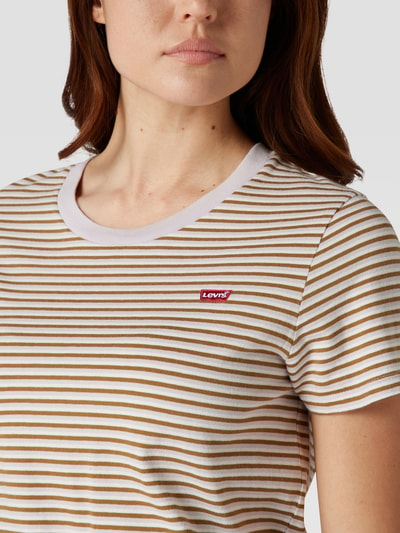 Levi's® T-shirt z naszywką z logo Łososiowy 3