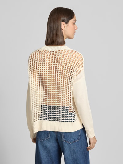 Frauenmodel trägt Strickpullover mit V-Ausschnitt von ARMANI EXCHANGE in Creme, Baumwolle, lockerer Schnitt, strukturierte Rückenpartie, Ganzkörperansicht Rückansicht.