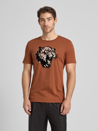 Männermodel trägt Regular Fit T-Shirt mit Motiv-Print von Antony Morato in Braun aus Baumwoll-Mix, Rundhalsausschnitt, Ganzkörperansicht von vorne. Herren T-Shirt, Rückenlänge bei Größe M: 64 cm.