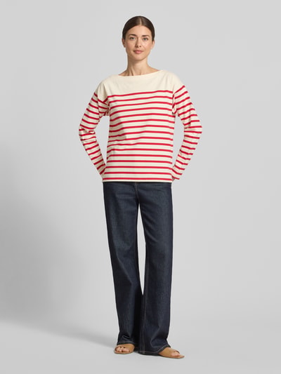 Frauenmodel trägt Regular Fit Pullover aus reiner Baumwolle von Lauren Ralph Lauren, Optik:Allover-Muster, gestreift, Label-Patch, U-Boot-Ausschnitt, Langarm, Seitenschlitze, Materialverarbeitung: Sweat, Ganzkörperansicht von vorne.
