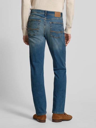 Männermodel trägt Jeans mit 5-Pocket-Design von Christian Berg Men, Baumwoll-Elasthan-Mix, Gerader Schnitt, Ganzkörperansicht Rückansicht.