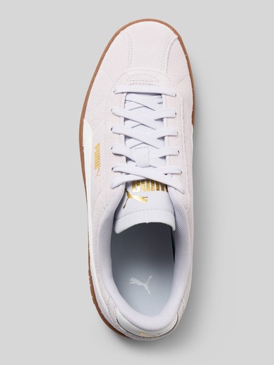 Produktfoto, Sneaker aus Leder mit Logo-Details Modell 'Club II' von PUMA, Damen Sneaker in Weiß mit goldfarbenem Logo-Detail, abgerundete Form, Schnürverschluss, strukturierte Sohle, Absatzhöhe 3 cm, Schafthöhe 7 cm, Schaftweite 7 cm.