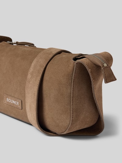 Produktfoto, Shoulder Bag mit Logo-Detail Modell 'Yael' von BOGNER in lichtbruin suède met logodetail, Hoofdvak met ritssluiting, brede schouderband, Breedte 28 cm, Lengte 17 cm, Diepte 8 cm, bandlengte: 118 cm