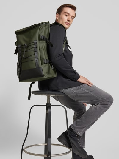 RAINS Rucksack mit Brustgurt Modell 'Trail Mountaineer' Oliv 1