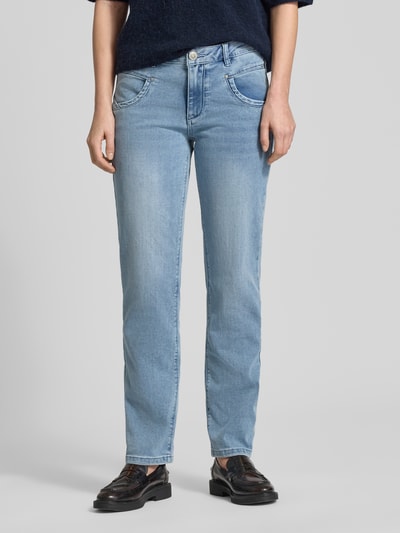 Frauenmodel trägt Straight Fit Jeans mit Viskose-Anteil Modell 'Anna' von Buena Vista in Hellblau, Eingriff- und Gesäßtaschen, Nahaufnahme Vorderansicht, elastischer Baumwoll-Mix.