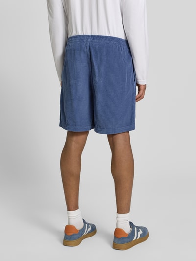 Männermodel trägt Shorts mit elastischem Bund Modell 'PADOW' von American Vintage aus Reine Baumwolle in Loose-Fit, Ganzkörperansicht Rückansicht.