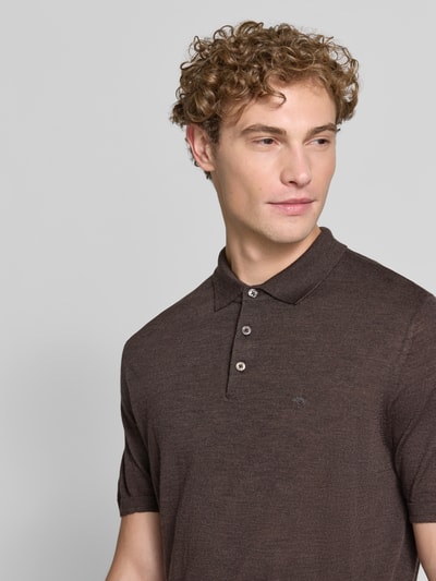 Męskamodel nosi Regular Fit Poloshirt aus reiner Baumwolle in Strick-Optik von Fynch-Hatton, kolor brązowy, krój regular fit, imitacja dzianiny, kołnierzyk polo, z krótkim rękawem, Długość tyłu w rozmiarze M: 67 cm, zbliżenie na górną część ciała