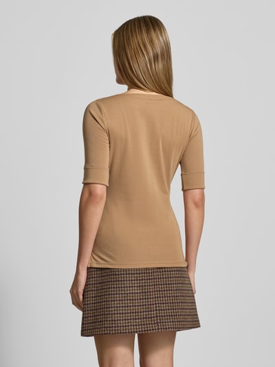 Frauenmodel trägt T-Shirt mit geripptem U-Boot-Ausschnitt Modell 'JUDY' von Lauren Ralph Lauren in Beige, Baumwoll-Elasthan-Mix, Slim Fit, Rückenlänge 58 cm bei Größe S, Ganzkörperansicht Rückansicht