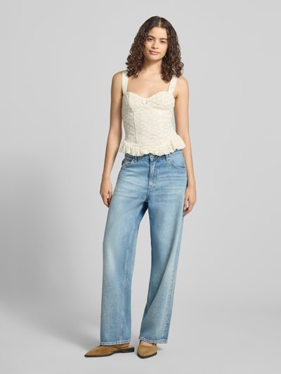 Frauenmodel trägt Slim Fit Top mit Allover-Spitzenbesatz von Gina Tricot, Zierschleife, Spaghettiträger, Farbe Creme, Ganzkörperansicht von vorne, Rückenlänge bei Größe S: 24 cm.