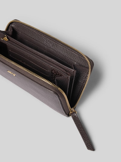 Productfoto, portemonnee uit echt leer met labeldetail van Abro, dames portemonnee met hoofdvak met ritssluiting, ritsvak binnenin, diverse steekvakken, fijne structuur, bruine kleur