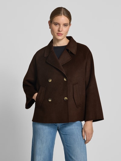 Vrouwenmodel draagt Cabanjacke met doppelreihiger Knopfleiste van Smith and Soul in donkerbruin wolmix met viscose, kentkraag, loose fit, zij-steekzakken, trompetmouwen, ruglengte 69 cm, schouderbreedte 39 cm, borstwijdte 64 cm, mouwlengte 61 cm, volledige frontale weergave, detailopname bovenlichaam.