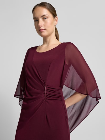 Frauenmodel trägt Tailliertes Cocktailkleid mit Strasssteinbesatz von Vera Mont in Dunkelrot, halbtransparente Ärmel, Nahaufnahme Oberkörper, Damen Cocktailkleid von Vera Mont