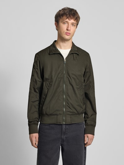 Männermodel trägt Jacke mit Stehkragen und Reißverschluss von G-Star Raw in Dunkelgrün, Baumwoll-Mix, Regular Fit, Ganzkörperansicht von vorne. Rückenlänge 67 cm, Schulterbreite 48 cm, Brustweite 55 cm, Ärmellänge 70 cm.
