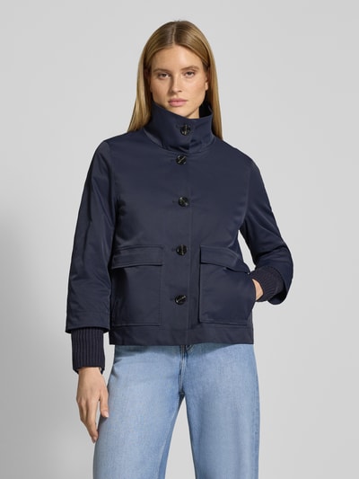 Frauenmodel trägt Jacke mit Stehkragen und Pattentaschen von Christian Berg Woman Selection in Dunkelblau, glatte Textur, Ganzkörperansicht von vorne, Regular Fit, Knopfleiste, sichtbare Pattentaschen.