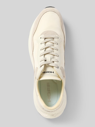 Produktfoto, Sneaker mit Label-Details Modell 'City' von HOFF, zaokrąglony kształt, sznurowanie, teksturowana podeszwa, wysokość obcasa w rozmiarze 44: 5 cm, wysokość cholewki w rozmiarze 44: 7 cm, szerokość w rozmiarze 44: 9 cm, jasny beż, kremowa faktura, materiał matowy