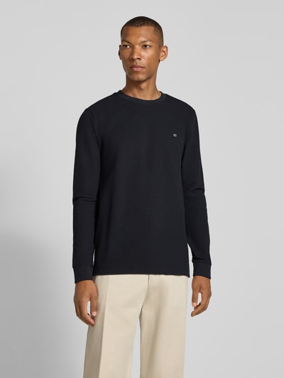 Männermodel trägt Pullover aus Baumwoll-Mix von Christian Berg Men in Dunkelblau mit Rundhalsausschnitt und geradem Schnitt, Ganzkörperansicht von vorne. Rückenlänge bei Größe M 70 cm, elastische Ärmelbündchen.