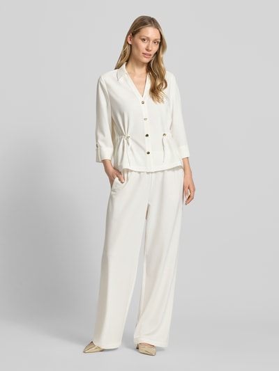 Frauenmodel trägt Regular Fit Weite HOSE mit Viskose-Anteil von s.Oliver BLACK LABEL, Optik: Unifarben, Material-Mix, Ganzkörperansicht von vorne.
